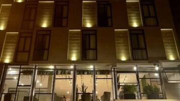 Fachada da propriedade à noite