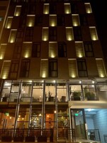 Fachada de la propiedad por la tarde o noche