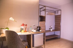 Minibar, in-room safe, desk, laptop workspace - Surya Lima (Lima)