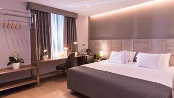 Minibar, coffres-forts dans les chambres, bureau