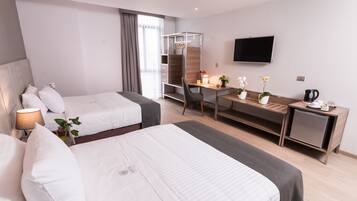 Frigobar, cofres nos quartos, escrivaninha