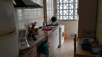 Een koelkast, een magnetron, een oven, een kookplaat