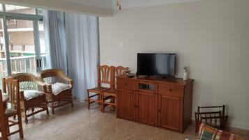 Una televisión, libros