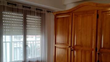 3 slaapkamers, een strijkplank/strijkijzer, wifi, beddengoed