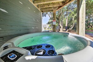 Outdoor spa tub - Coastal Home w/ Community Pool < 2 Miles to Beach! (Corolla)
