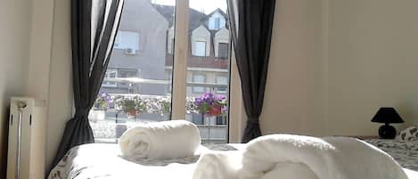 1 camera, una scrivania, insonorizzazione, ferro/asse da stiro