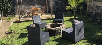 Central House est situé sur la rue principale de Ribeira Grande.