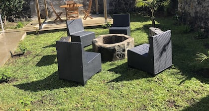 Central House sijaitsee Ribeira Granden pääkadulla.