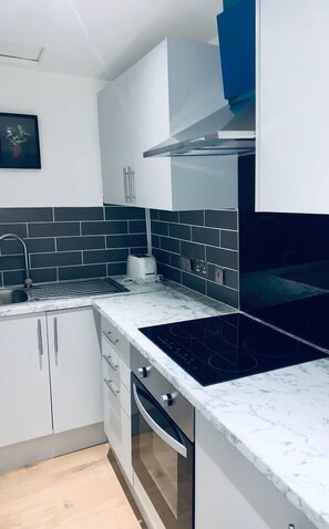 Apartamento urbano | Cozinha privada | Geladeira grande, micro-ondas, fogão, cooktop
