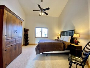 4 bedrooms, desk, iron/ironing board, travel crib - Beautiful Mountain Escape in Frisco with Private Hot Tub (Frisco)
