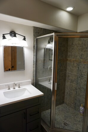 Combined shower/tub, jetted tub, hair dryer, towels - Beautiful Mountain Escape in Frisco with Private Hot Tub (Frisco)