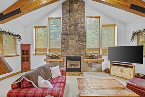 Smart TV, caminetto, lettore DVD, libri