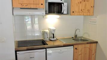 Een koelkast, een microgolfoven, een vaatwasser