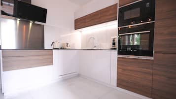 Refrigerador, microondas, horno, lavavajillas