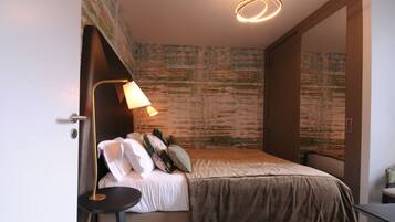 2 bedrooms, iron/ironing board, travel cot, WiFi