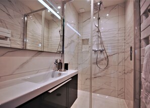 Bathtub, hair dryer, towels - Le Matignon - Design apartment facing Lake Annecy (Annecy)