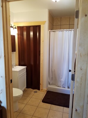 Regadera, toallas, jabón, papel de baño 