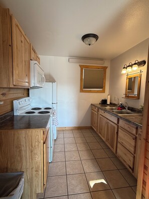Coffee/tea maker, fridge, microwave, oven