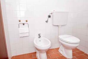 Shower, bidet - Holiday apartment mit Klimaanlage und Pool (Suvereto)