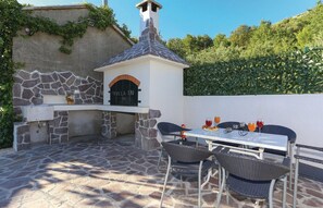 Outdoor dining - Apartment Villa IN - Four-Bedroom Apartment with Private Pool (Gornje Sitno)