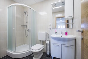 Bathtub, free toiletries, hair dryer, towels