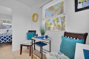 Dining - PACIFIC BEACH Studio #1977 by the sea only 1.5 miles to beach & Pier 🏖 (San Diego)