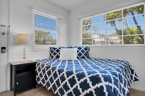 WiFi, bed sheets - PACIFIC BEACH Studio #1977 by the sea only 1.5 miles to beach & Pier 🏖 (San Diego)