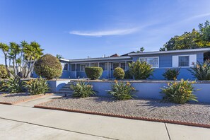 Exterior - PACIFIC BEACH Studio #1977 by the sea only 1.5 miles to beach & Pier 🏖 (San Diego)