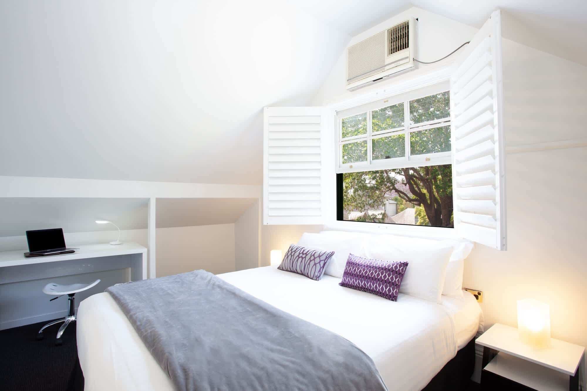 Desk, iron/ironing board, WiFi, bed sheets