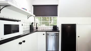 Een microgolfoven, een kookplaat, een vaatwasser