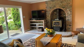 Smart TV, caminetto, libri, biblioteca musicale