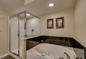 Combined shower/tub, towels