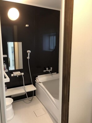 Hus (One Bedroom) | Bad | Kombinert dusj/badekar, toalettartikler (inkludert), hårføner og tøfler