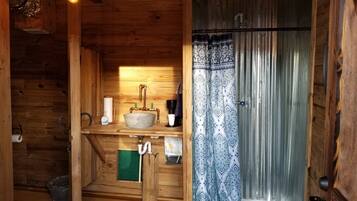 Ducha, secador de pelo, toallas y jabón