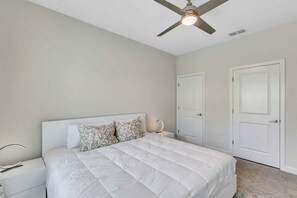 4 bedrooms, iron/ironing board, WiFi, bed sheets - Private Pool! 8 Min to Disney! (Orlando)