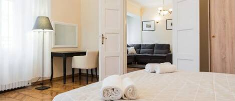 3 bedrooms, desk, iron/ironing board, free WiFi