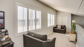 Fernseher, Kamin, DVD-Player