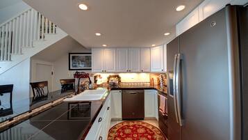 Jääkaappi, mikroaaltouuni, uuni, liesi