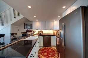 ثلاجة، ميكروويف، فرن، موقد طهي مسطح