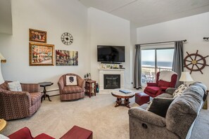 Een televisie, een open haard en een dvd-speler