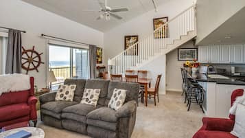 Fernseher, Kamin, DVD-Player