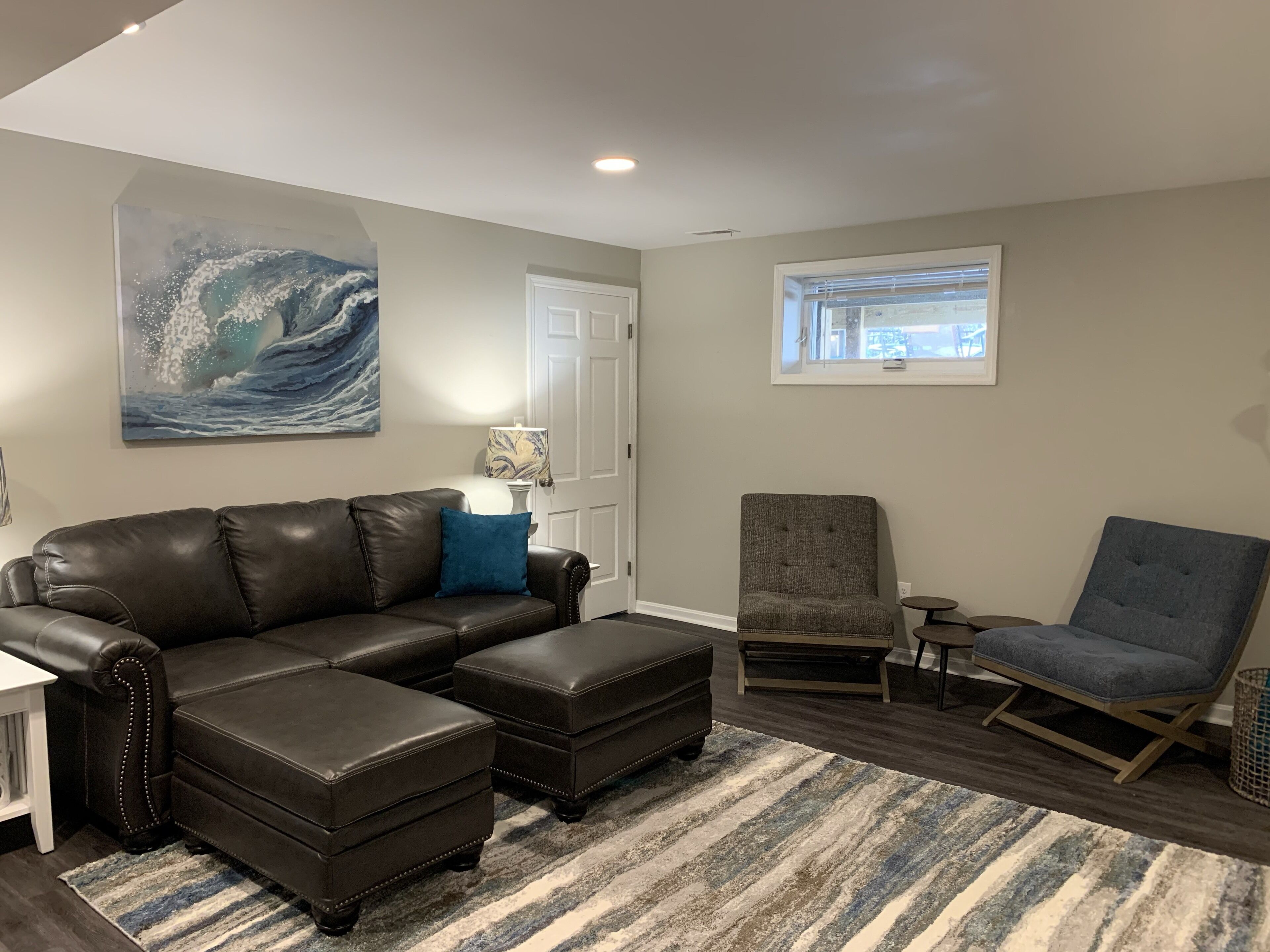 Télévision, cheminée, console de jeux vidéo, baby-foot