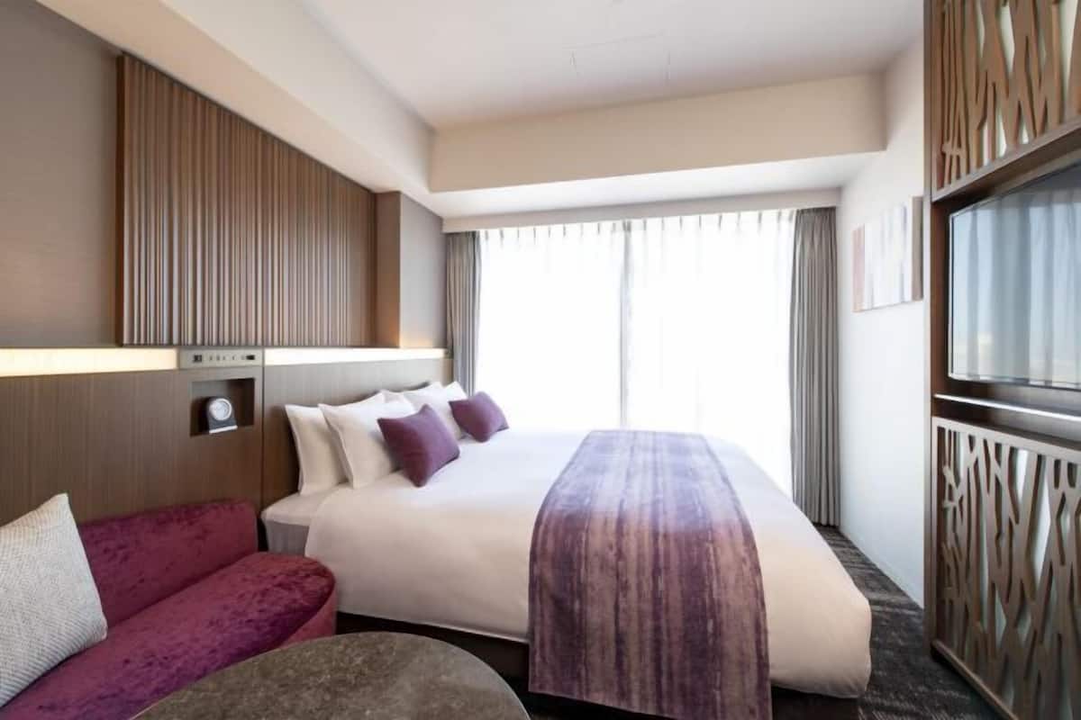 Escrivaninha, cortinas blackout, Wi-Fi de cortesia, roupa de cama