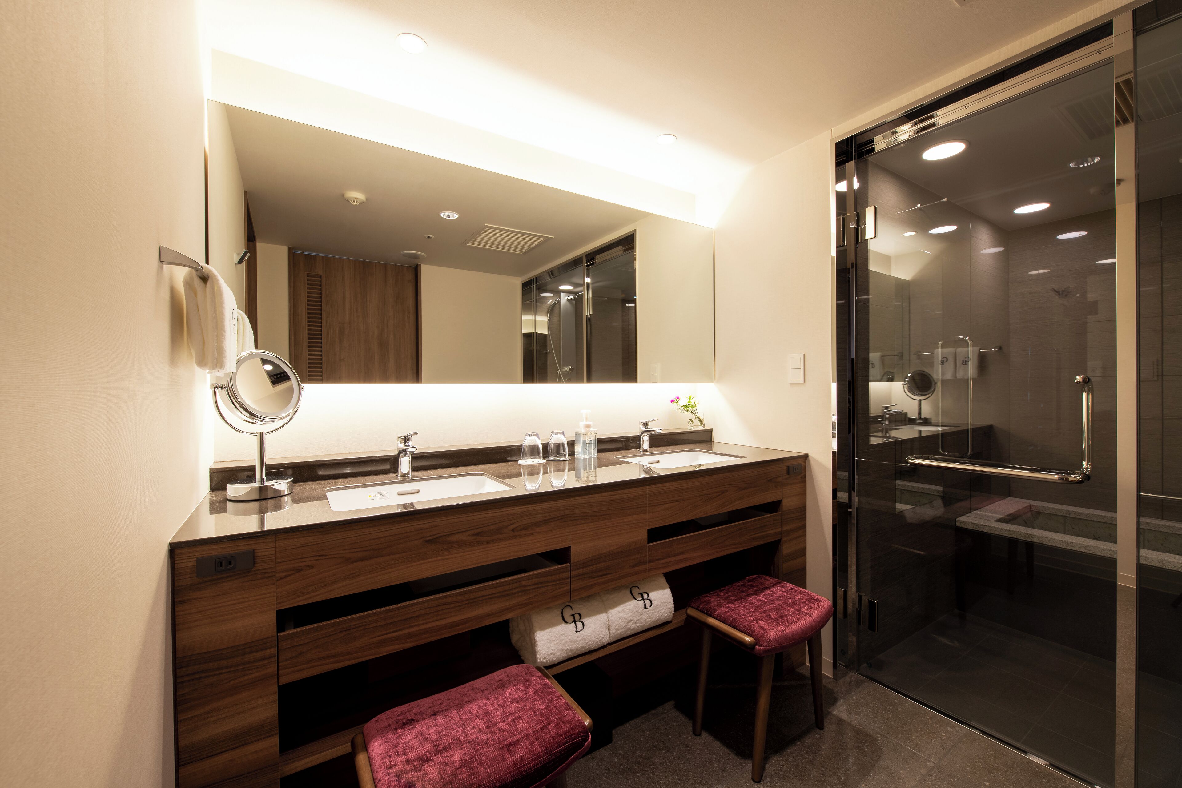 suite | desk, blackout curtains, free wifi, bed sheets