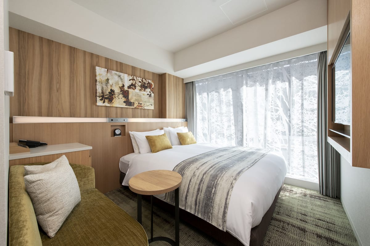 desk, blackout curtains, free wifi, bed sheets