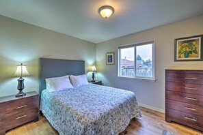 2 bedrooms, desk, iron/ironing board, Internet - Anacortes Condo - Walk to Town, Marina, + Bay! (Anacortes)