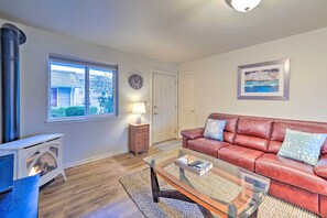 TV, fireplace, books - Anacortes Condo - Walk to Town, Marina, + Bay! (Anacortes)