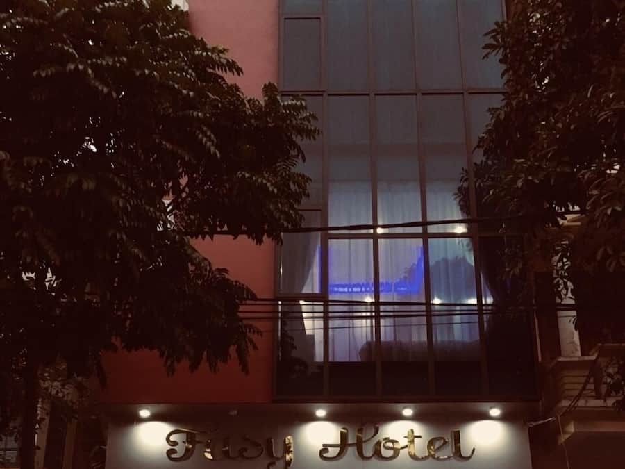 Fachada de la propiedad por la tarde o noche