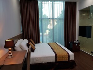 Kamar Deluks | Dilengkapi dengan perabotan berbeda-beda dan meja kerja