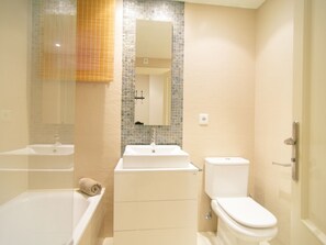 Badewanne, Haartrockner, Handtücher, Seife